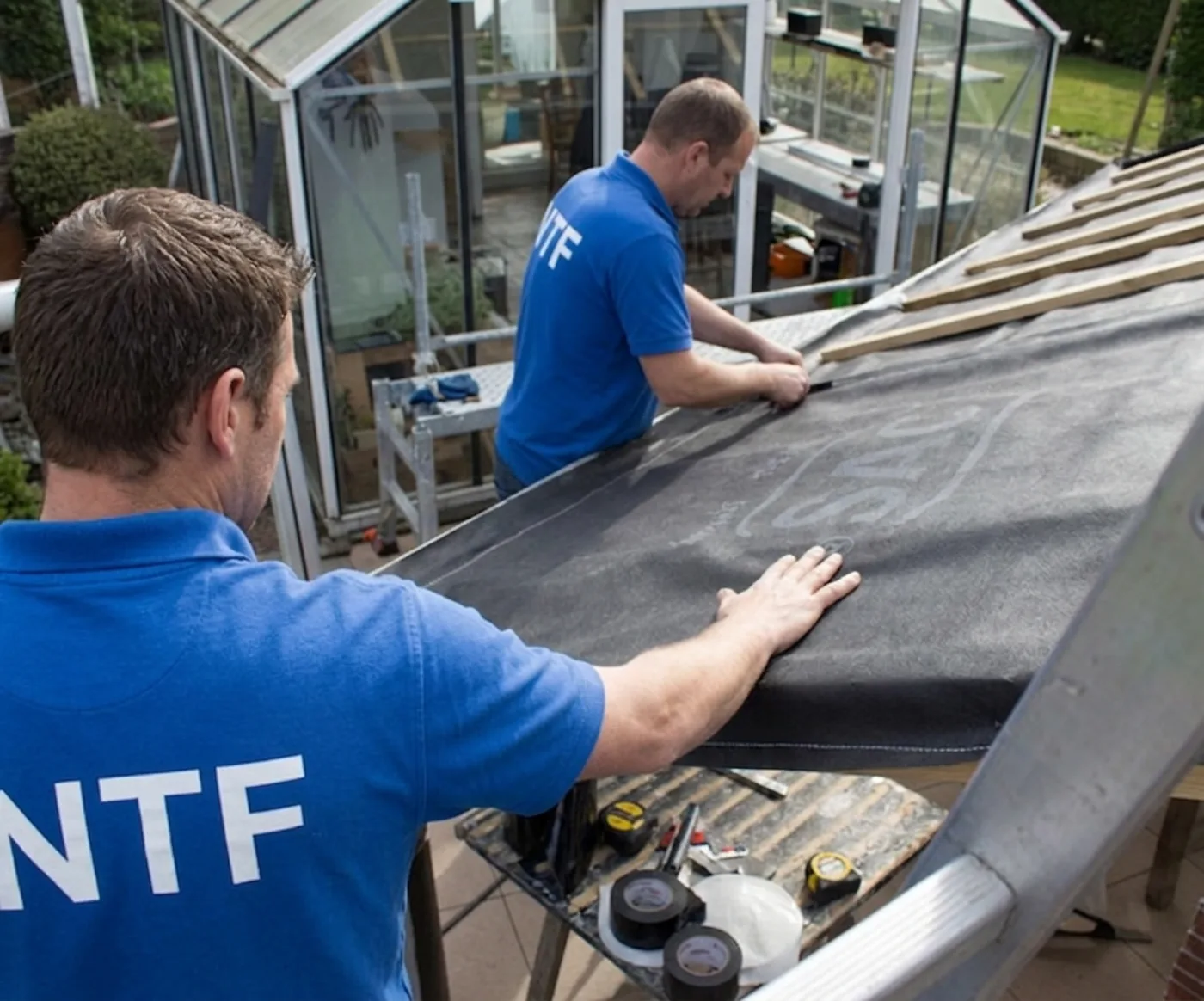 Techniciens NTF posant un écran sous-toiture (isolation par l'extérieur) à Meaux Techniciens NTF posant un écran sous-toiture (isolation par l'extérieur) à Meaux